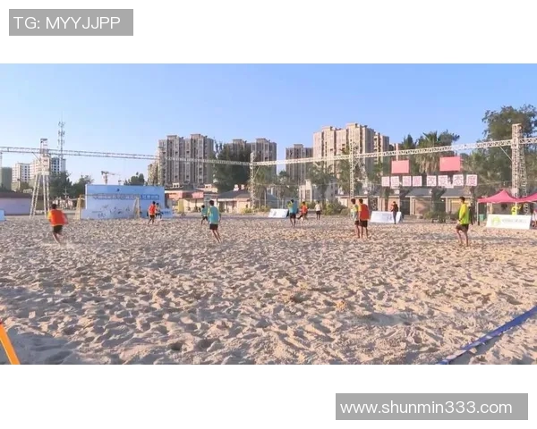 在阳光沙滩上挥洒汗水打沙滩足球感受激情与快乐的完美结合